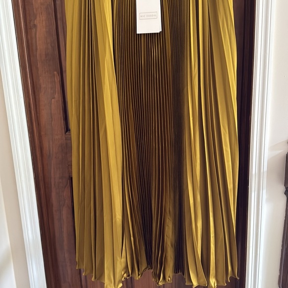 MAC DUGGAL Pleated Charmeuse V Neck Gown With Cape In Chartreuse NWT $598 SZ 8 - Picture 13 of 16